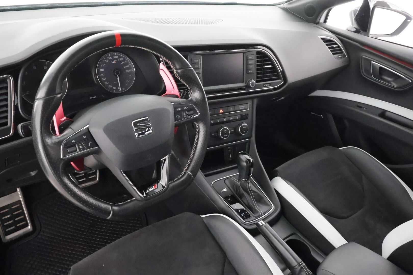 Seat Leon ST 2016 CUPRA ST290 Black Edition * ACC / Webasto / LED / P.tutkat / Apple&Android / Seat äänentoisto *