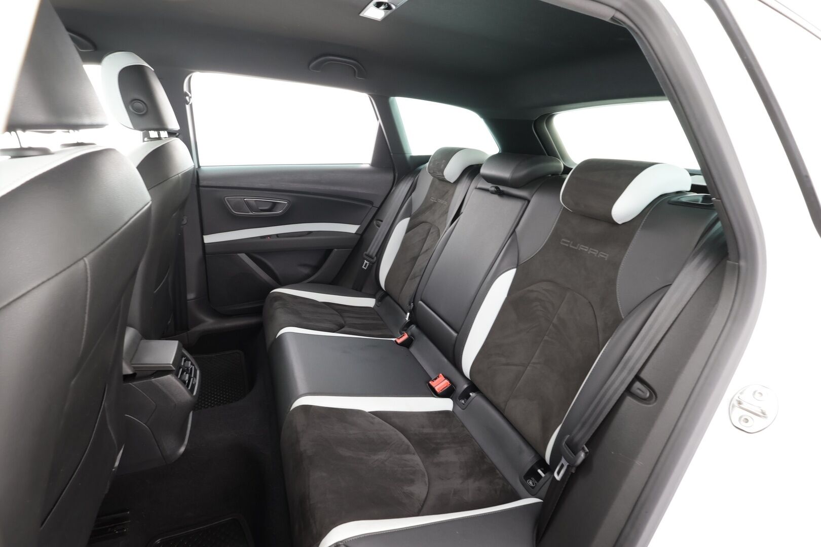 Seat Leon ST 2016 CUPRA ST290 Black Edition * ACC / Webasto / LED / P.tutkat / Apple&Android / Seat äänentoisto *