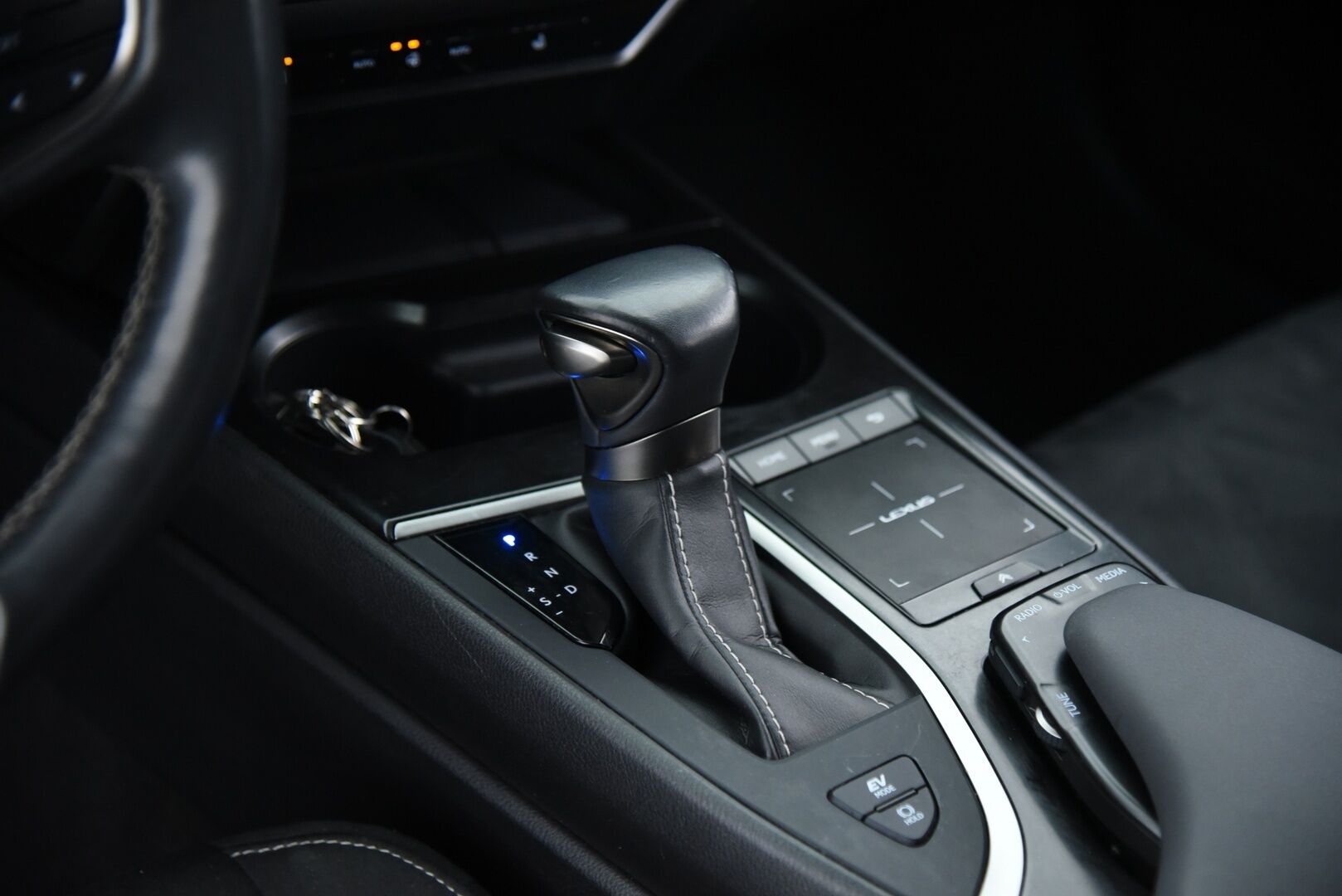 Lexus UX 2019 250h Comfort / Adapt. vak / Koukku / P-Kamera / Ratinlämmitys - Tulossa myyntiin!