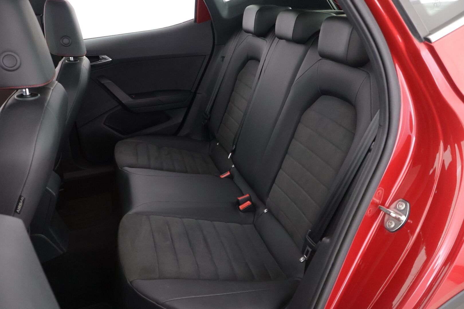 Seat Arona 2019 1,5 TSI EVO FR - Vakkari / Nahka-alcantara Sporttipenkit / P-kamera / Navi / Apple&Android / LED-valot / 2x renkaat / Tutkat / Aut. Ilmastointi