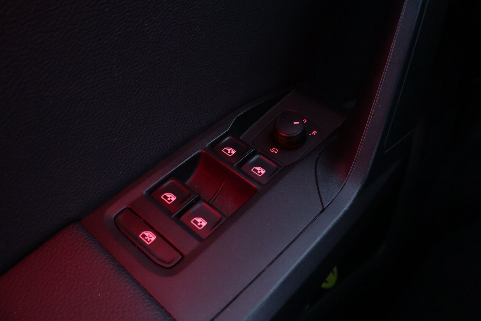 Seat Arona 2019 1,5 TSI EVO FR - Vakkari / Nahka-alcantara Sporttipenkit / P-kamera / Navi / Apple&Android / LED-valot / 2x renkaat / Tutkat / Aut. Ilmastointi