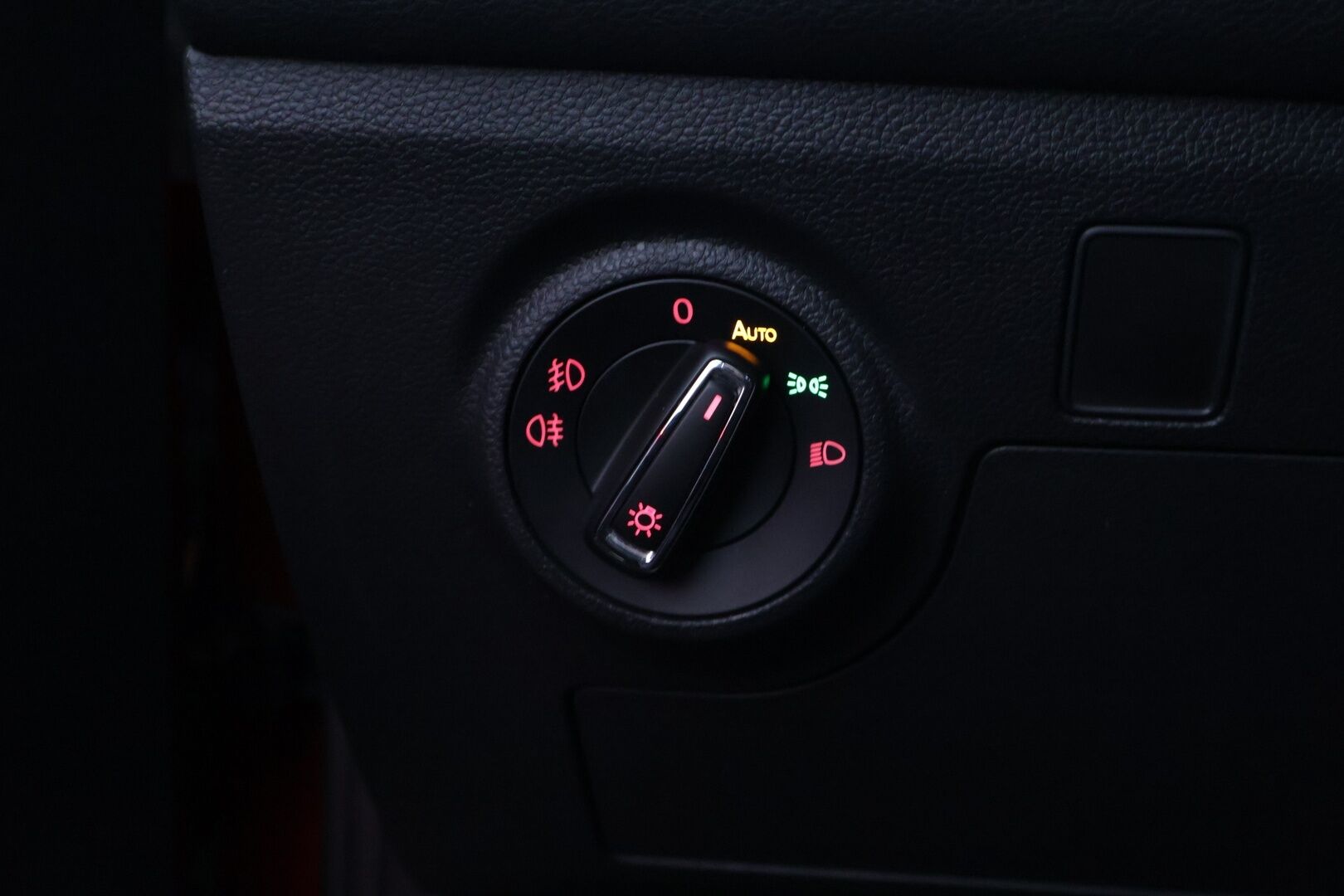 Seat Arona 2019 1,5 TSI EVO FR - Vakkari / Nahka-alcantara Sporttipenkit / P-kamera / Navi / Apple&Android / LED-valot / 2x renkaat / Tutkat / Aut. Ilmastointi
