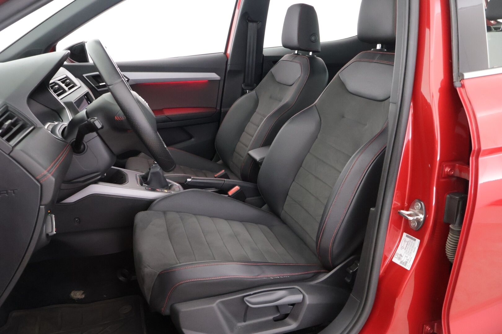 Seat Arona 2019 1,5 TSI EVO FR - Vakkari / Nahka-alcantara Sporttipenkit / P-kamera / Navi / Apple&Android / LED-valot / 2x renkaat / Tutkat / Aut. Ilmastointi
