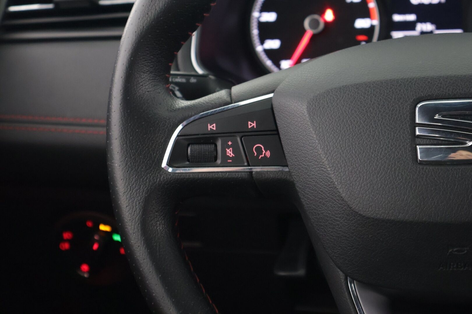 Seat Arona 2019 1,5 TSI EVO FR - Vakkari / Nahka-alcantara Sporttipenkit / P-kamera / Navi / Apple&Android / LED-valot / 2x renkaat / Tutkat / Aut. Ilmastointi