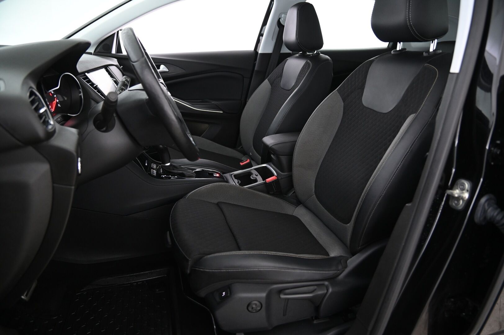 Opel Grandland X 2019 Innovation Plus 130 Turbo A * Ratin lämmitin / 360-kamera / Koukku / Navi / Vakionopeudensäädin* - Hyvällä historialla Ensimmäiseltä omistajalta! / 2x renkaat alumiinivantein!