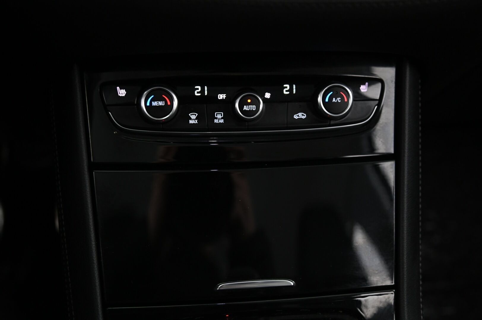 Opel Grandland X 2019 Innovation Plus 130 Turbo A * Ratin lämmitin / 360-kamera / Koukku / Navi / Vakionopeudensäädin* - Hyvällä historialla Ensimmäiseltä omistajalta! / 2x renkaat alumiinivantein!