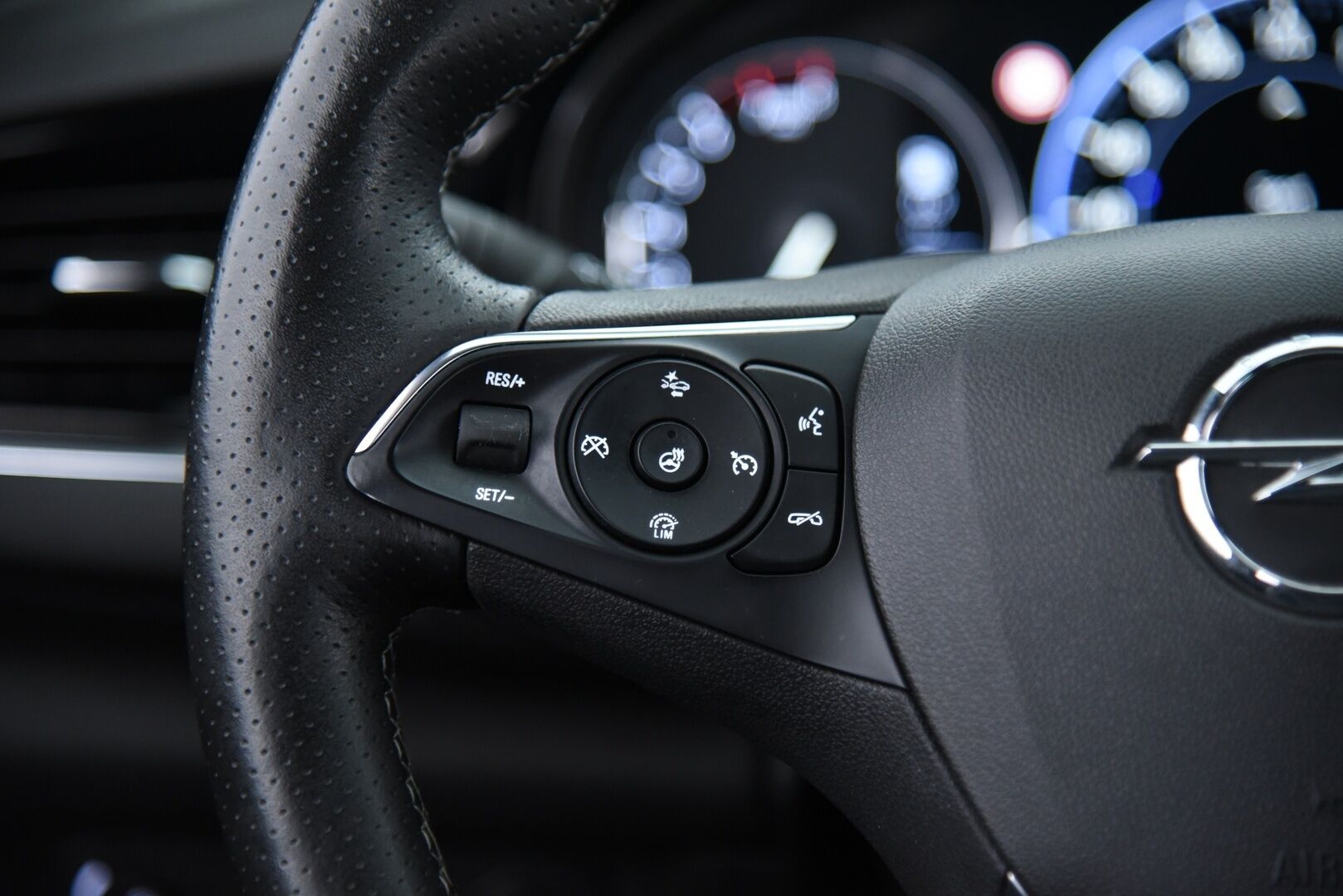 Opel Insignia 2019 Grand Sport Executive 200 Turbo A / OPC-Line / HUD / Blis / 360 / Ilmastoidut nahat / Hieronta / Vakkari / Koukku / - 1. om Suomiauto / Merkkiliikkeen huoltokirja / Jakopää juuri vaihdettu / Huippuvarusteltu 