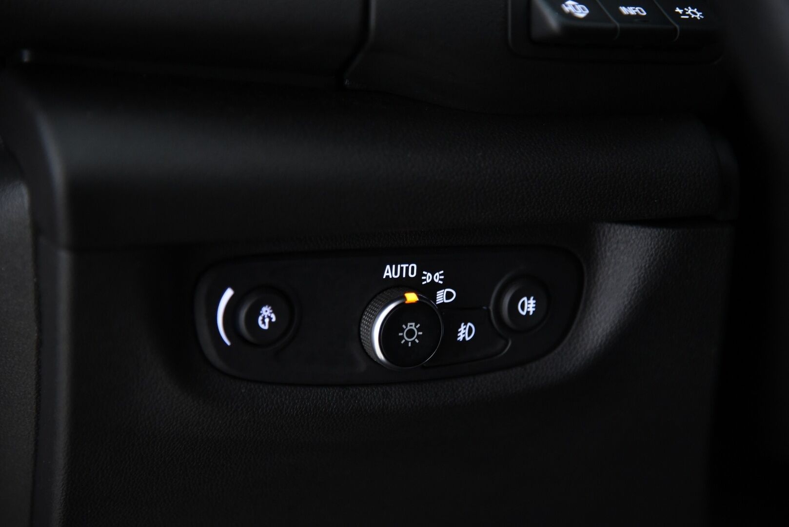 Opel Insignia 2019 Grand Sport Executive 200 Turbo A / OPC-Line / HUD / Blis / 360 / Ilmastoidut nahat / Hieronta / Vakkari / Koukku / - 1. om Suomiauto / Merkkiliikkeen huoltokirja / Jakopää juuri vaihdettu / Huippuvarusteltu 