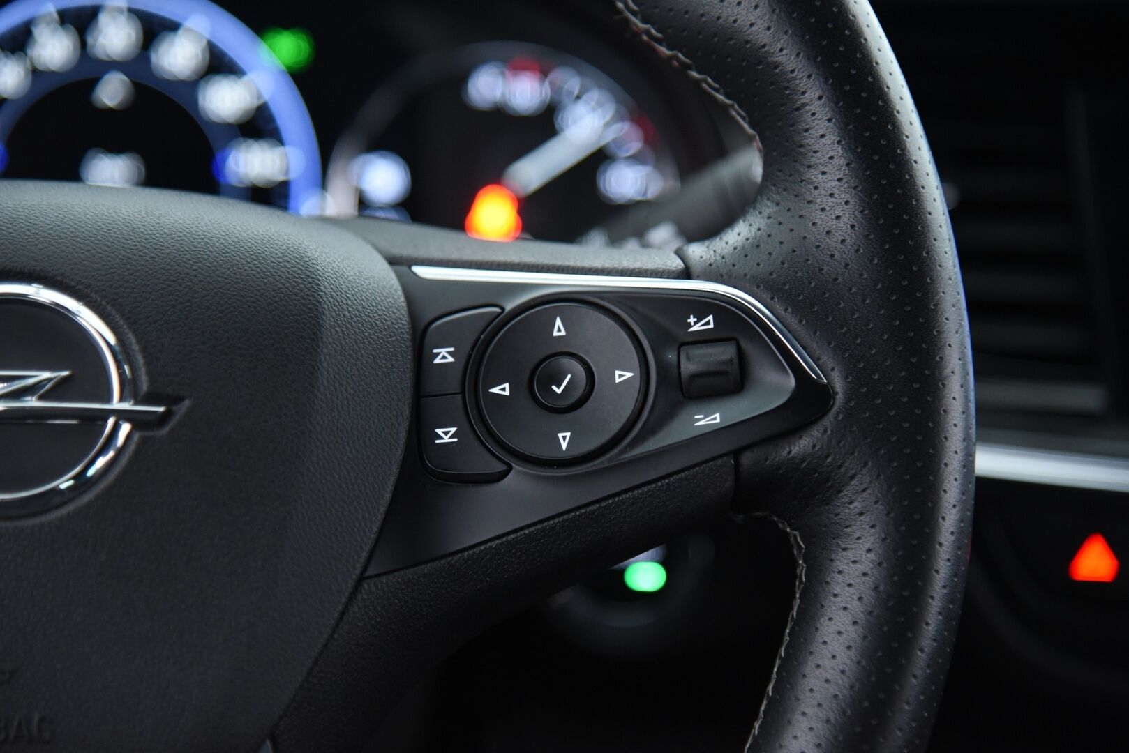 Opel Insignia 2019 Grand Sport Executive 200 Turbo A / OPC-Line / HUD / Blis / 360 / Ilmastoidut nahat / Hieronta / Vakkari / Koukku / - 1. om Suomiauto / Merkkiliikkeen huoltokirja / Jakopää juuri vaihdettu / Huippuvarusteltu 