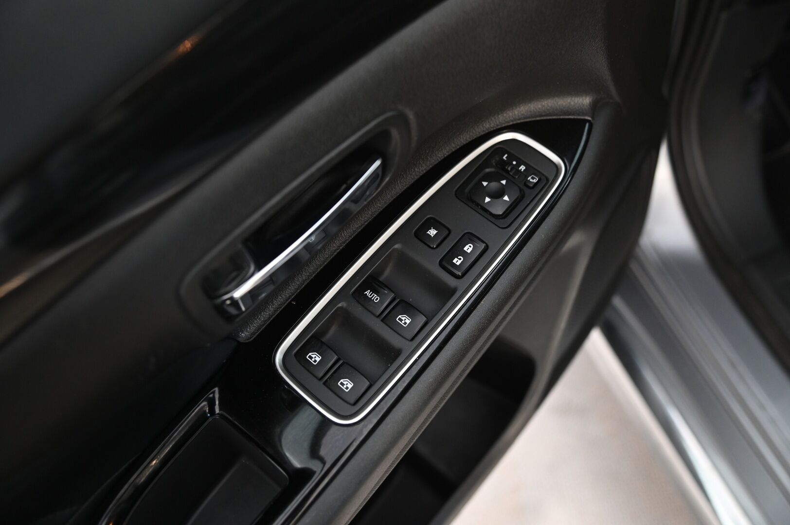 Mitsubishi Outlander 2016 PHEV Intense *Myydään Huutokaupat.com* - *LEIMA 05/26 / Rockford Fosgate / P.Kamera / Navi / 2x Alut*