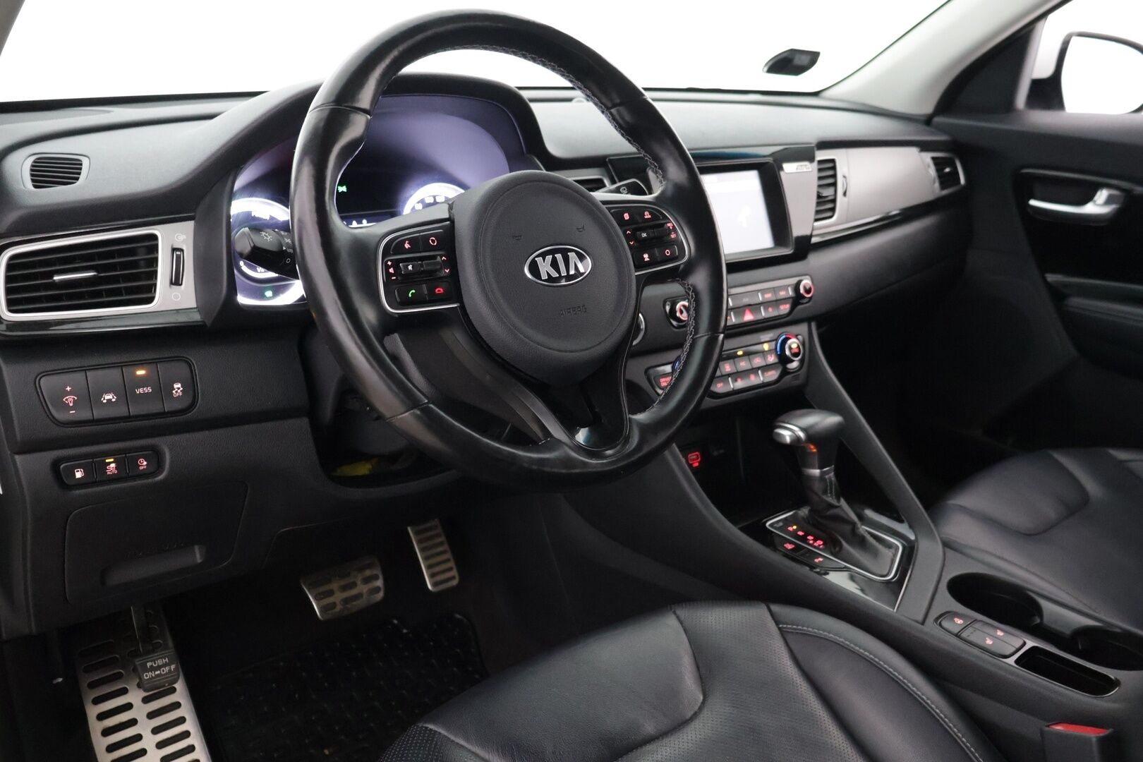Kia Niro 2018 8.9 kWh P-HEV DCT 141hp ** Nahat / Lohko / P-Kamera / Sähköpenkki** - Kahdet hyvät renkaat kattavalla huoltohistorialla