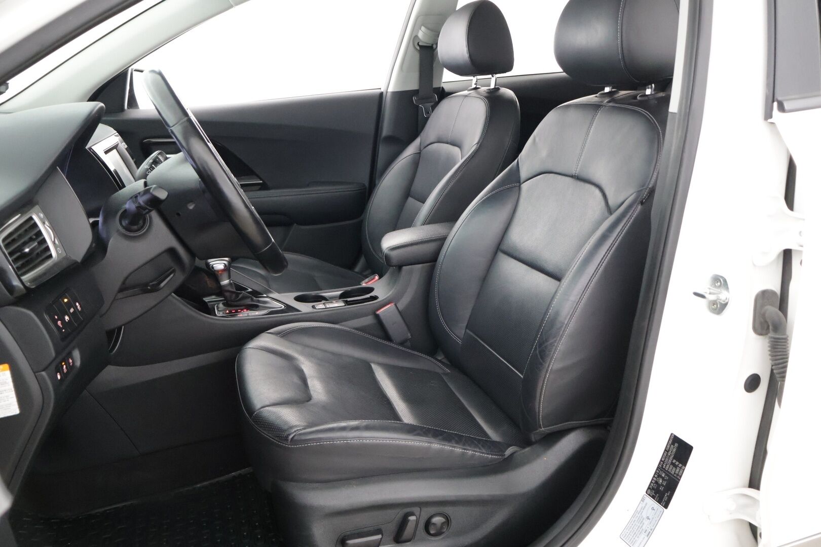 Kia Niro 2018 8.9 kWh P-HEV DCT 141hp ** Nahat / Lohko / P-Kamera / Sähköpenkki** - Kahdet hyvät renkaat kattavalla huoltohistorialla