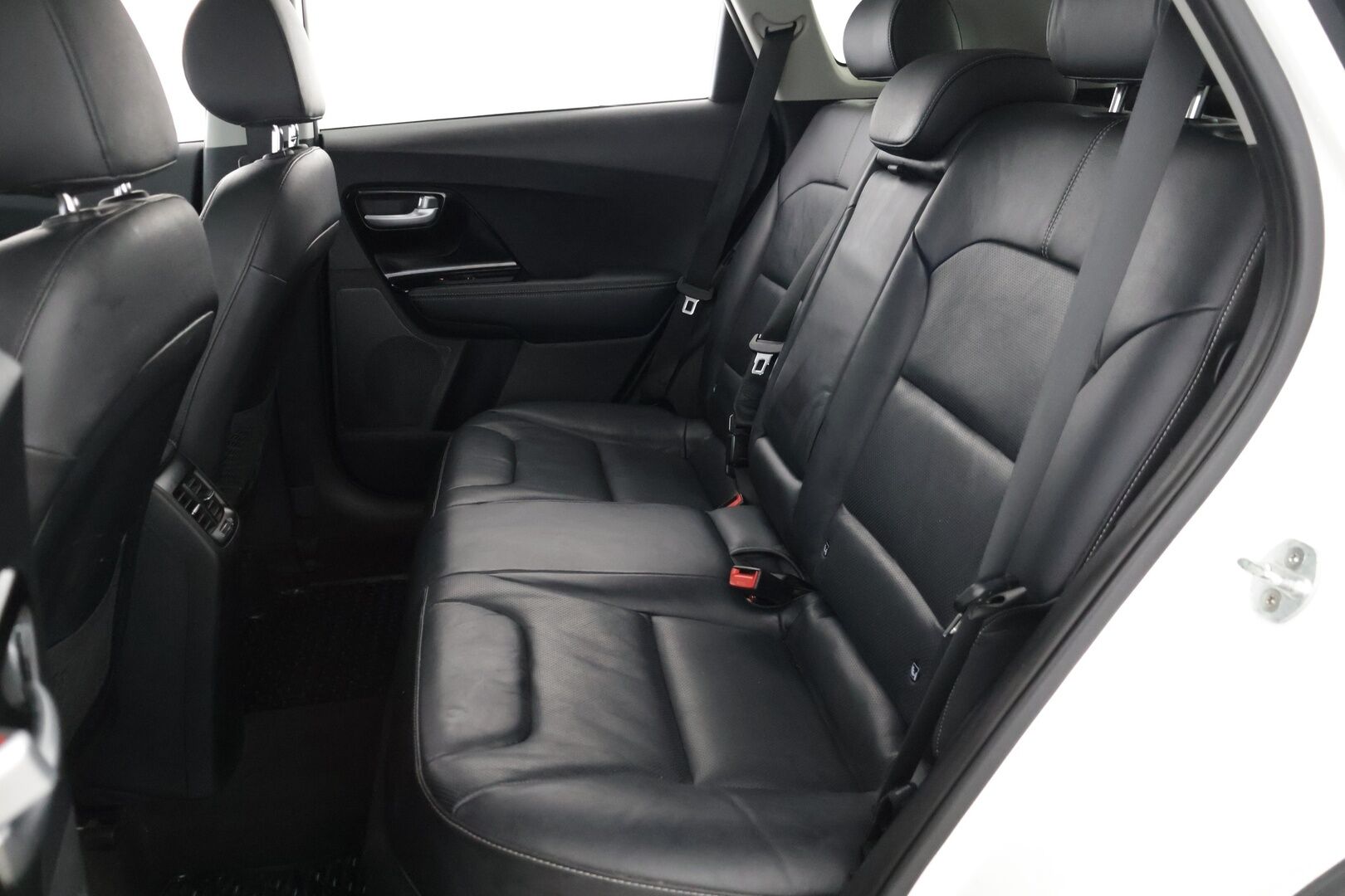 Kia Niro 2018 8.9 kWh P-HEV DCT 141hp ** Nahat / Lohko / P-Kamera / Sähköpenkki** - Kahdet hyvät renkaat kattavalla huoltohistorialla