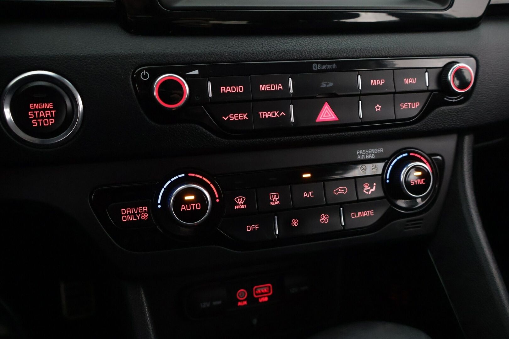 Kia Niro 2018 8.9 kWh P-HEV DCT 141hp ** Nahat / Lohko / P-Kamera / Sähköpenkki** - Kahdet hyvät renkaat kattavalla huoltohistorialla
