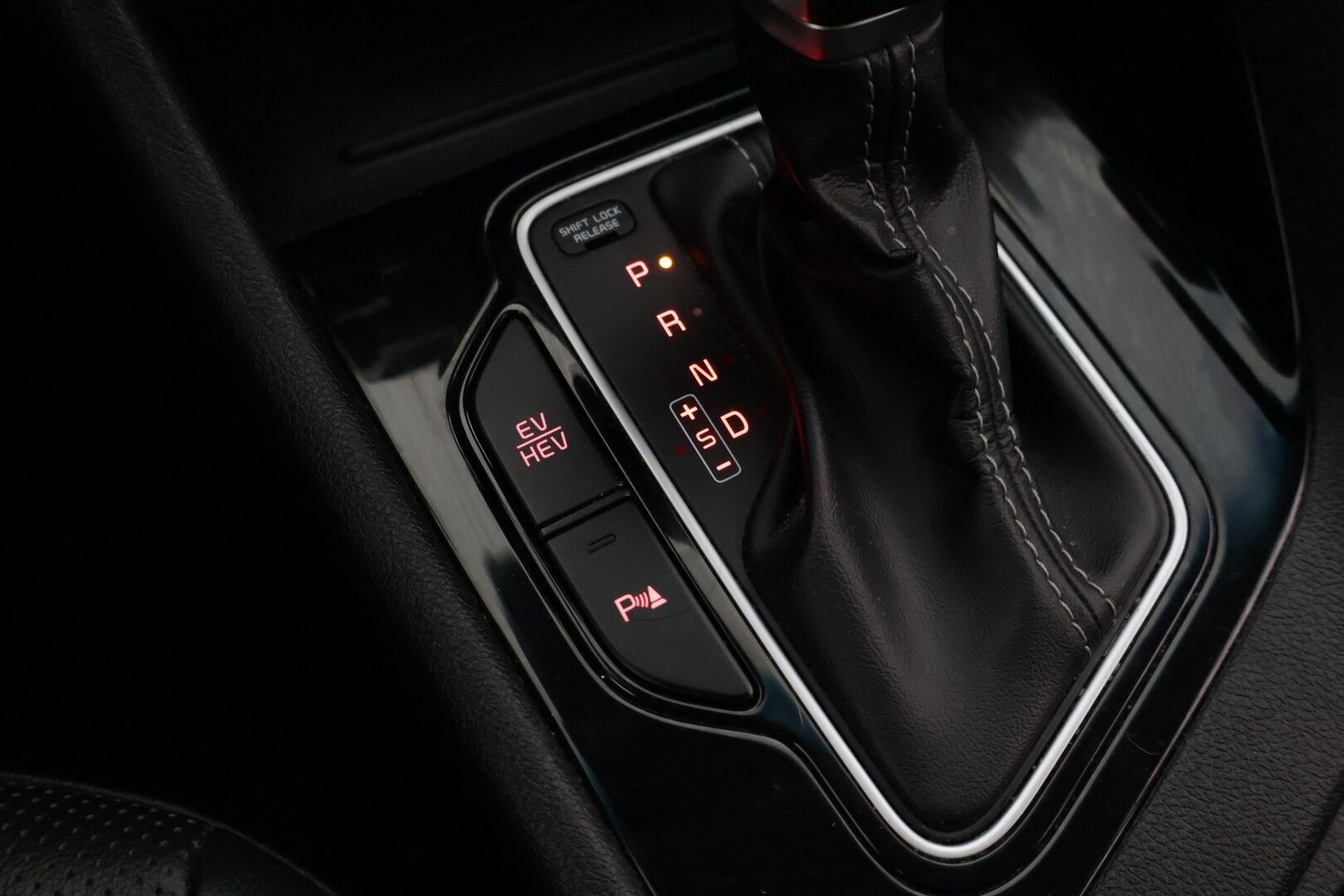 Kia Niro 2018 8.9 kWh P-HEV DCT 141hp ** Nahat / Lohko / P-Kamera / Sähköpenkki** - Kahdet hyvät renkaat kattavalla huoltohistorialla