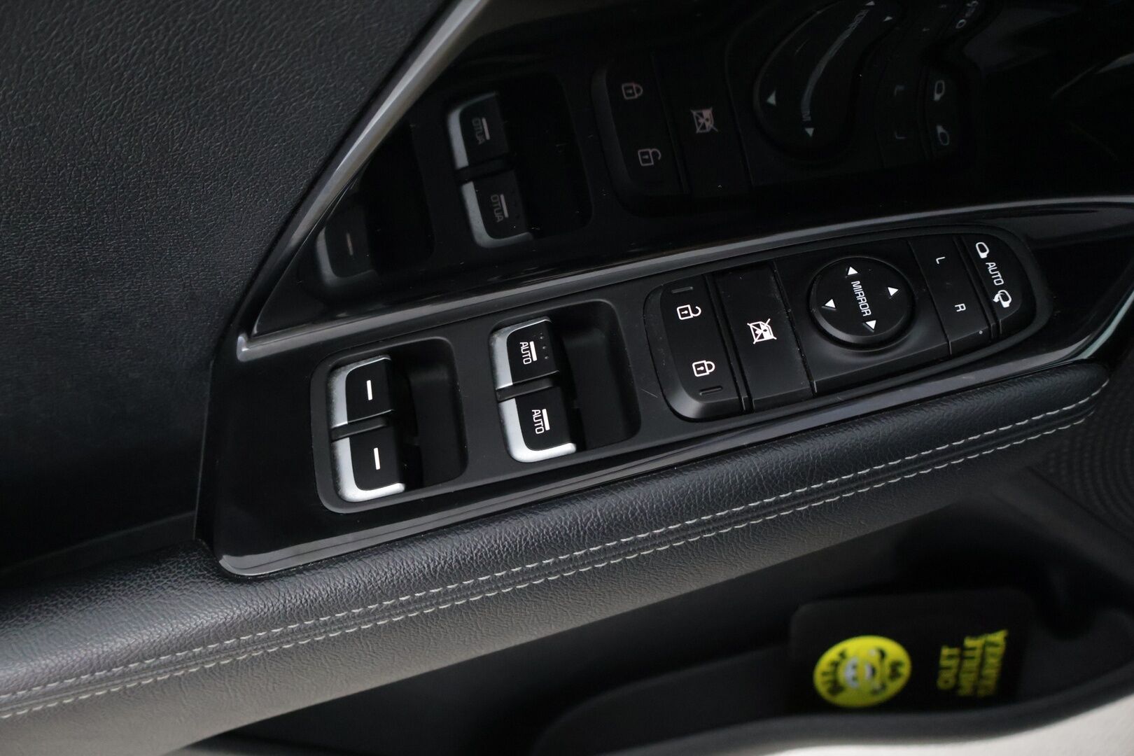 Kia Niro 2018 8.9 kWh P-HEV DCT 141hp ** Nahat / Lohko / P-Kamera / Sähköpenkki** - Kahdet hyvät renkaat kattavalla huoltohistorialla