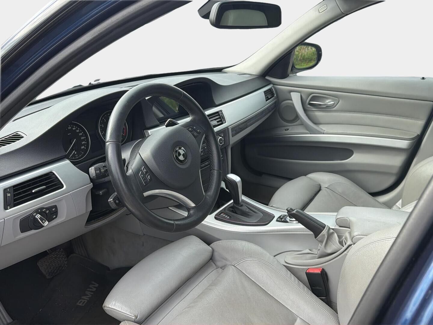 BMW 335 2011 335i Sedan (AA) 4ov 2979cm3 A - *Yritys Outlet - Myydään vain yrityksille! | P.kamera | Lasikattoluukku | Säädettävä alusta | Nahkaverhoilu | Tehokas!