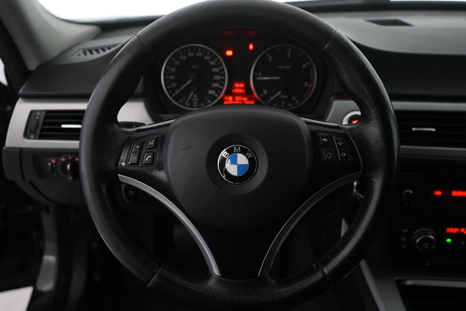 BMW 320 2008 E91 Touring * Tämä auto myydään YritysOutlet -valikoimasta vain yritykselle * - Kahdet vanteet / Särmä huoltohistoria / Seuraava katsastus 11 / 26