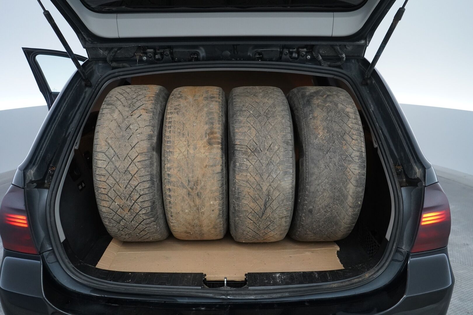 BMW 320 2008 E91 Touring * Tämä auto myydään YritysOutlet -valikoimasta vain yritykselle * - Kahdet vanteet / Särmä huoltohistoria / Seuraava katsastus 11 / 26