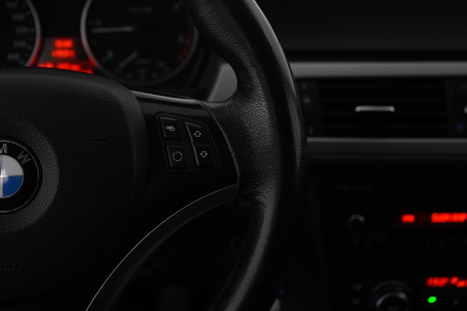 BMW 320 2008 E91 Touring * Tämä auto myydään YritysOutlet -valikoimasta vain yritykselle * - Kahdet vanteet / Särmä huoltohistoria / Seuraava katsastus 11 / 26