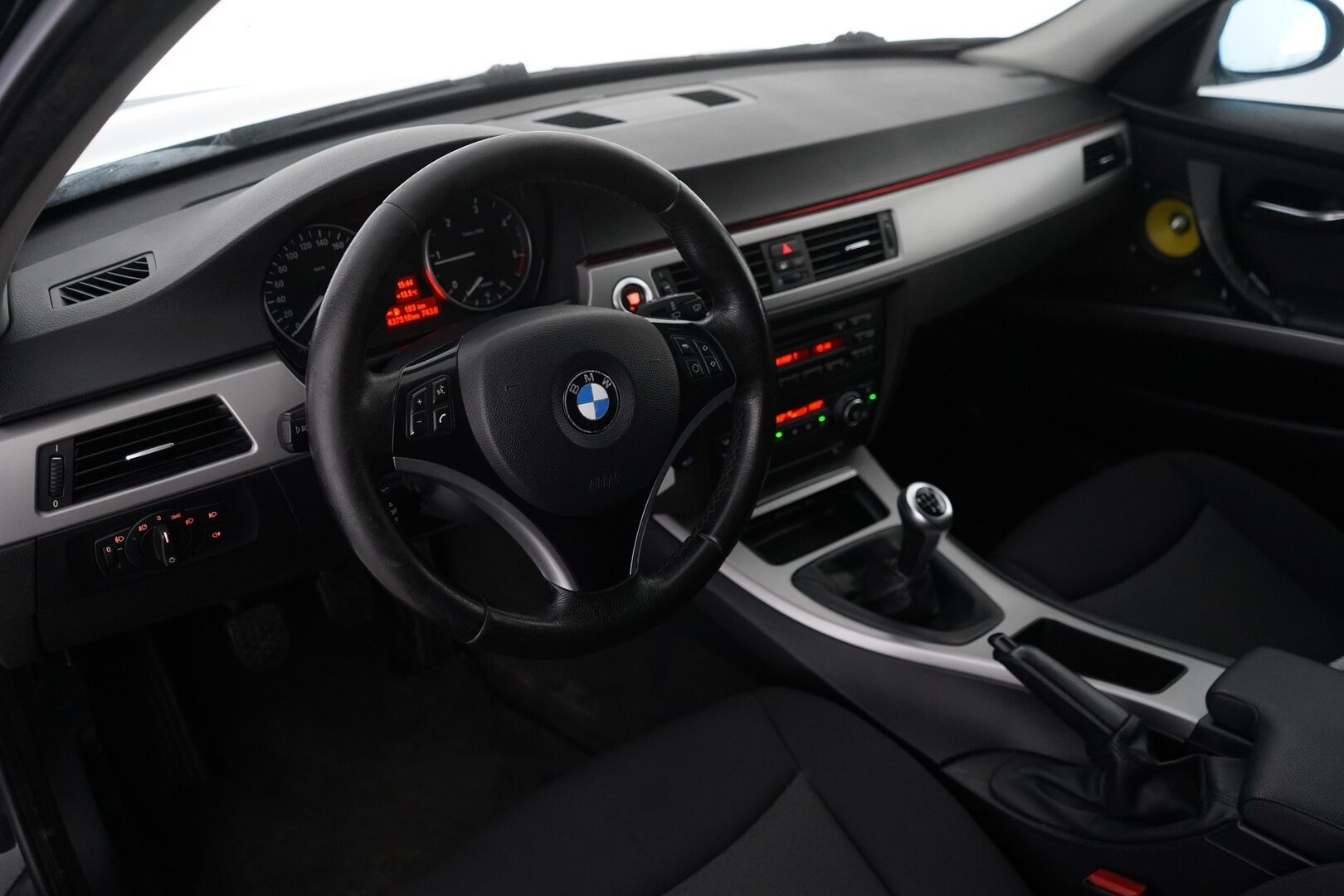 BMW 320 2008 E91 Touring * Tämä auto myydään YritysOutlet -valikoimasta vain yritykselle * - Kahdet vanteet / Särmä huoltohistoria / Seuraava katsastus 11 / 26