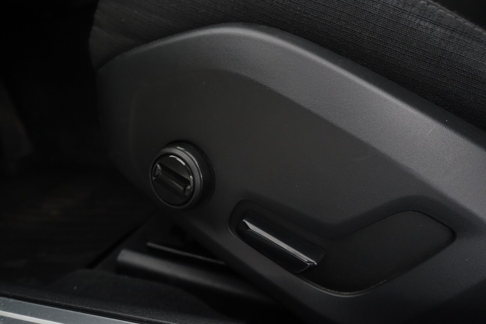Volvo S90 2019 D3 Business aut * Pilot assist / Webasto / ACC / Navi / LED / Lämm. ohjauspyörä / Tutkat / S.Kontti * - * Suomi auto / Kahdet renkaat ja vanteet / kattavasti huollettu *