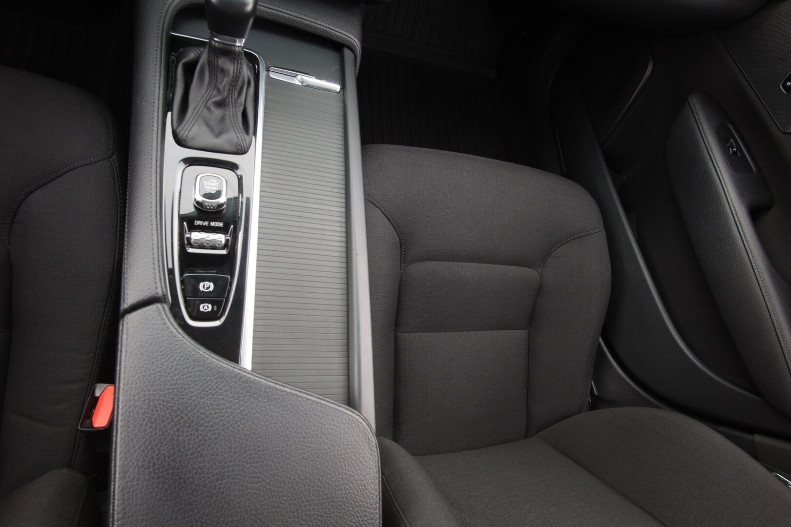 Volvo S90 2019 D3 Business aut * Pilot assist / Webasto / ACC / Navi / LED / Lämm. ohjauspyörä / Tutkat / S.Kontti * - * Suomi auto / Kahdet renkaat ja vanteet / kattavasti huollettu *