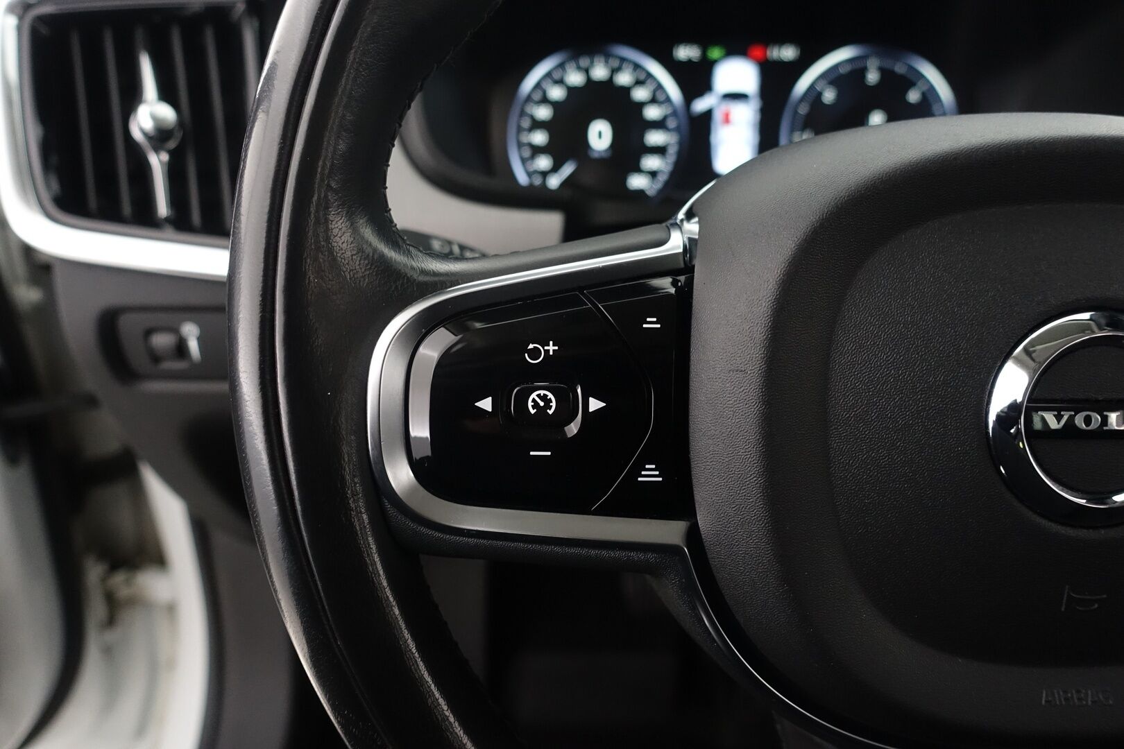 Volvo S90 2019 D3 Business aut * Pilot assist / Webasto / ACC / Navi / LED / Lämm. ohjauspyörä / Tutkat / S.Kontti * - * Suomi auto / Kahdet renkaat ja vanteet / kattavasti huollettu *