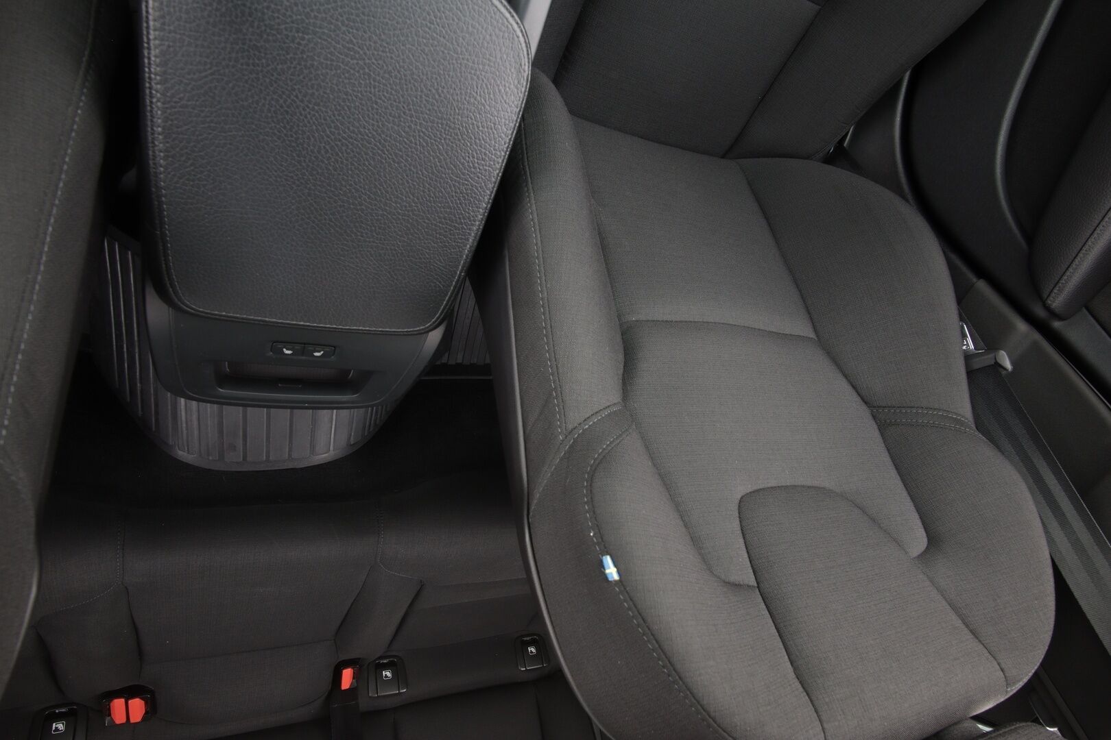 Volvo S90 2019 D3 Business aut * Pilot assist / Webasto / ACC / Navi / LED / Lämm. ohjauspyörä / Tutkat / S.Kontti * - * Suomi auto / Kahdet renkaat ja vanteet / kattavasti huollettu *