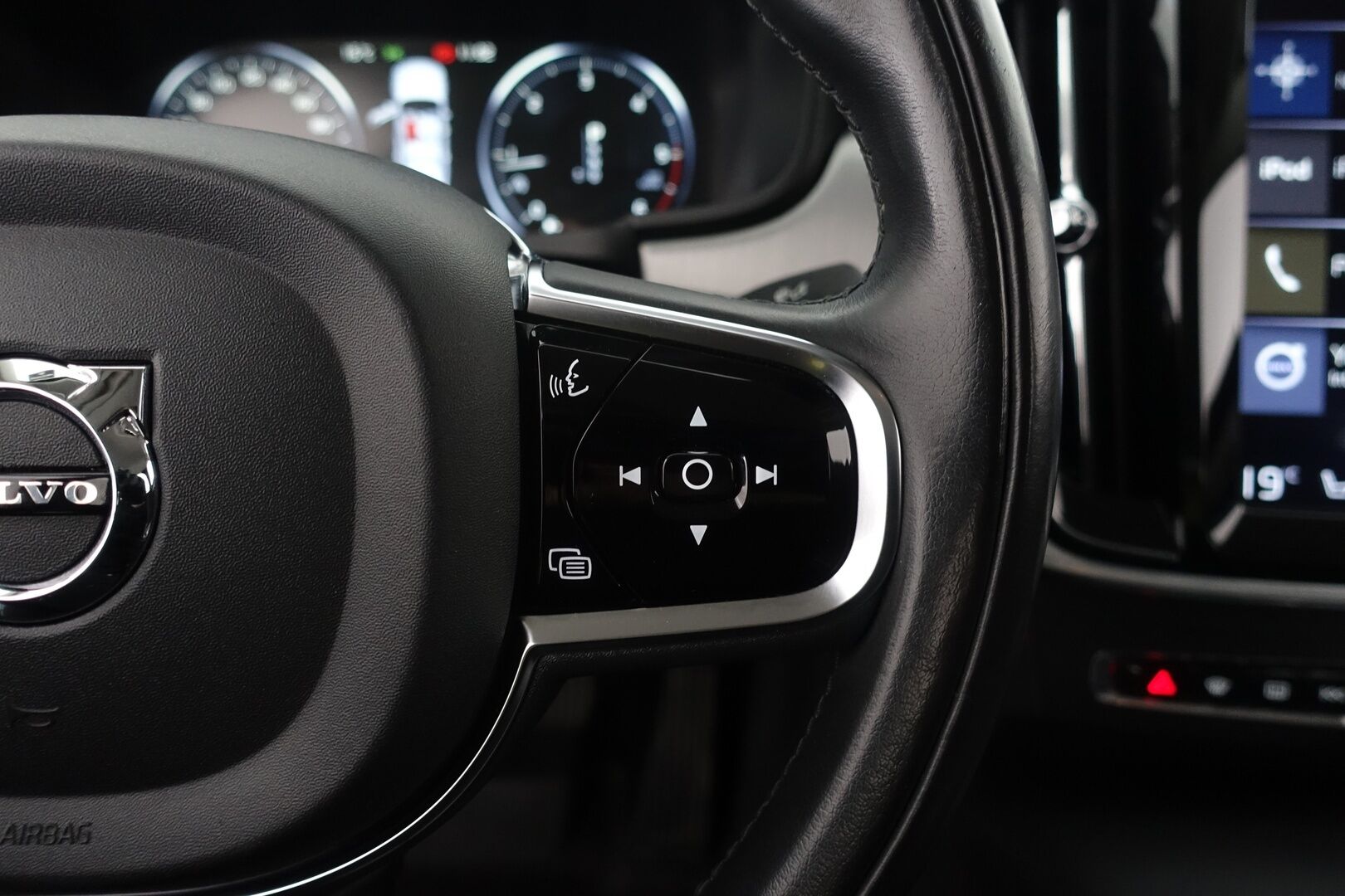 Volvo S90 2019 D3 Business aut * Pilot assist / Webasto / ACC / Navi / LED / Lämm. ohjauspyörä / Tutkat / S.Kontti * - * Suomi auto / Kahdet renkaat ja vanteet / kattavasti huollettu *