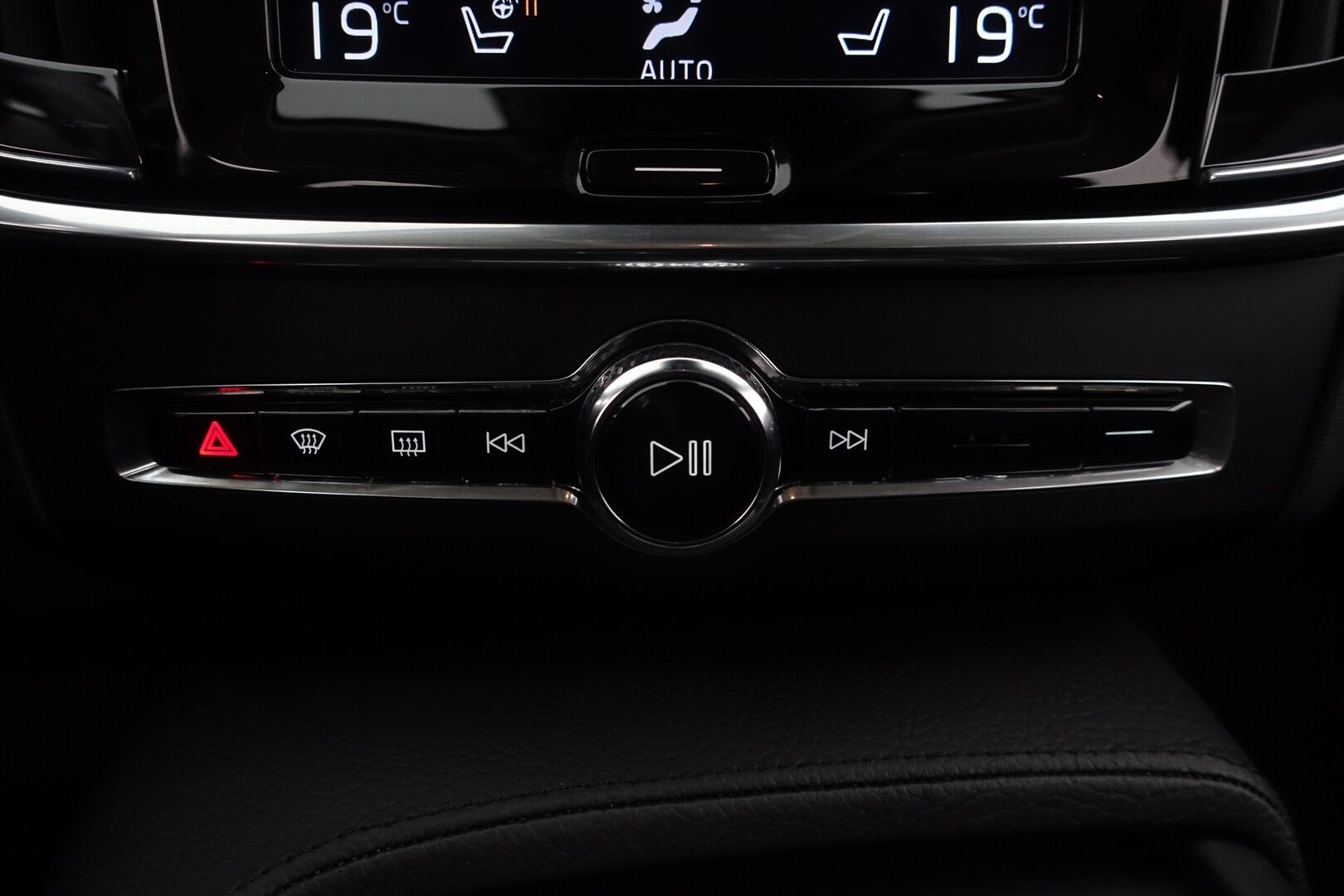 Volvo S90 2019 D3 Business aut * Pilot assist / Webasto / ACC / Navi / LED / Lämm. ohjauspyörä / Tutkat / S.Kontti * - * Suomi auto / Kahdet renkaat ja vanteet / kattavasti huollettu *