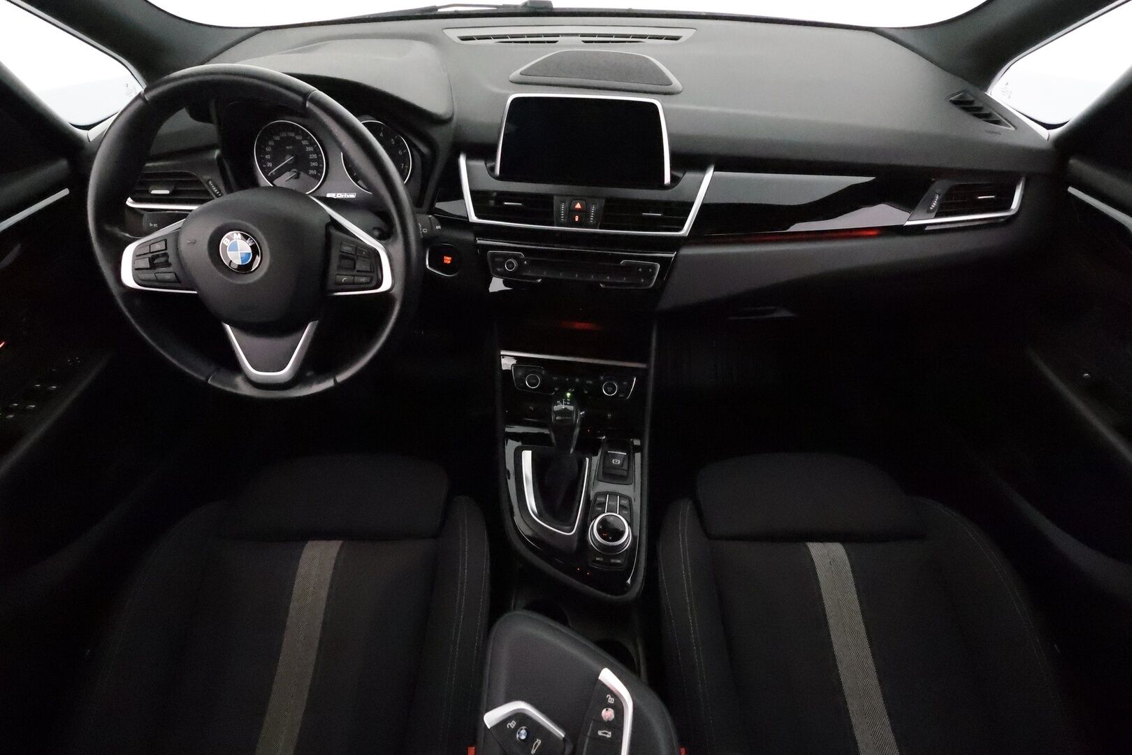 BMW 225 2017 F45 Active Tourer 225xe A **Vakkari / P.tutkat / Navi / Sporttipenkit / Ambient Lights** - Merkkihuollettu / Kahdet Renkaat
