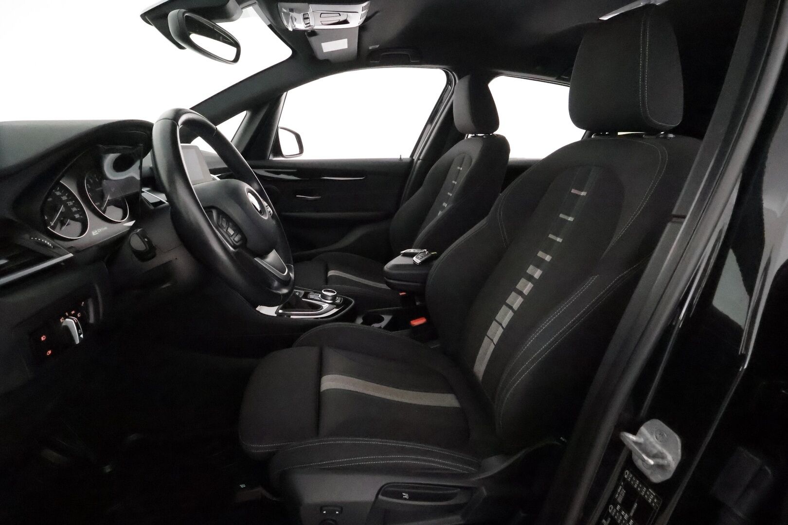 BMW 225 2017 F45 Active Tourer 225xe A **Vakkari / P.tutkat / Navi / Sporttipenkit / Ambient Lights** - Merkkihuollettu / Kahdet Renkaat