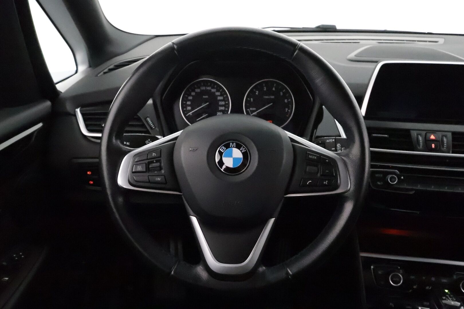 BMW 225 2017 F45 Active Tourer 225xe A **Vakkari / P.tutkat / Navi / Sporttipenkit / Ambient Lights** - Merkkihuollettu / Kahdet Renkaat