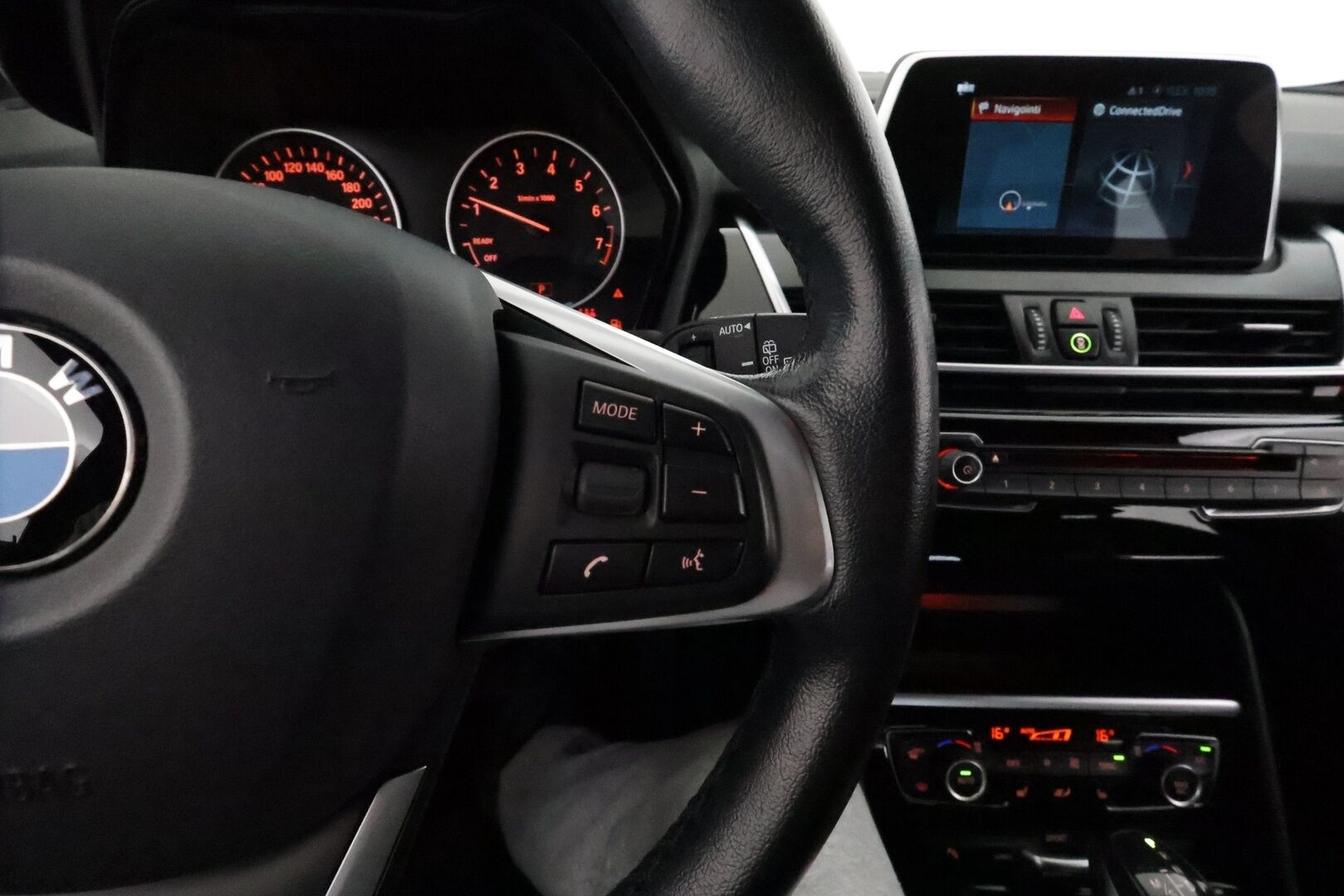 BMW 225 2017 F45 Active Tourer 225xe A **Vakkari / P.tutkat / Navi / Sporttipenkit / Ambient Lights** - Merkkihuollettu / Kahdet Renkaat