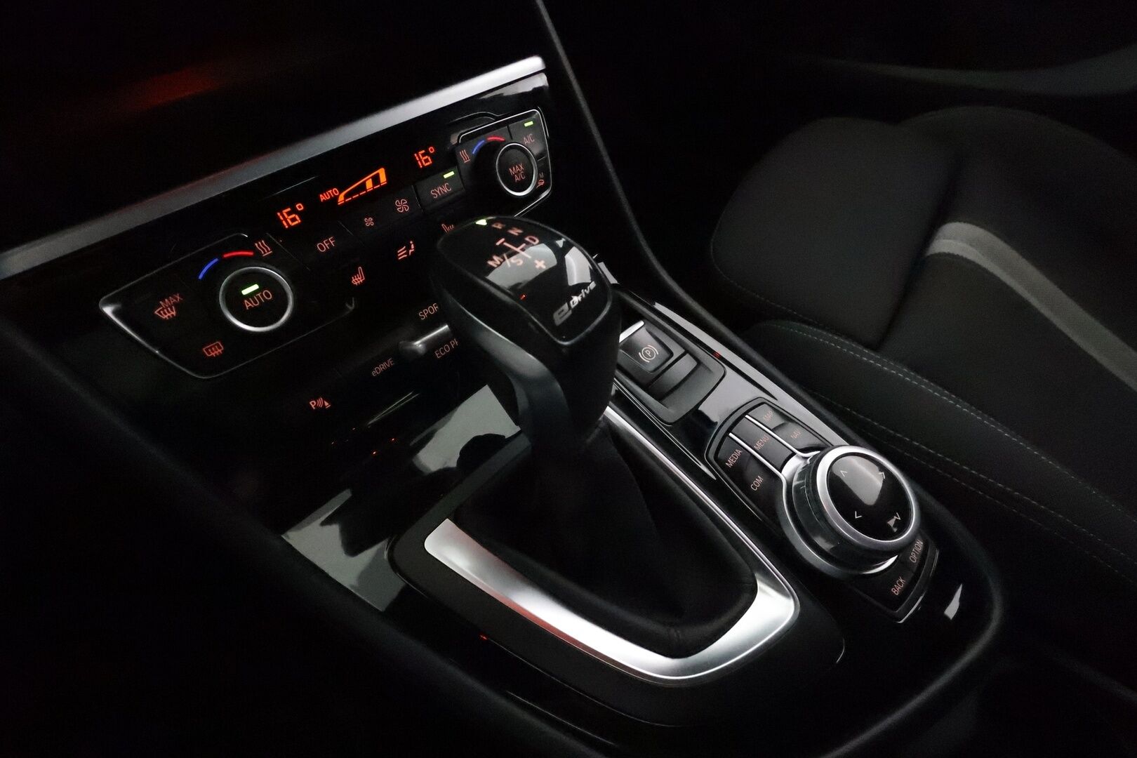 BMW 225 2017 F45 Active Tourer 225xe A **Vakkari / P.tutkat / Navi / Sporttipenkit / Ambient Lights** - Merkkihuollettu / Kahdet Renkaat