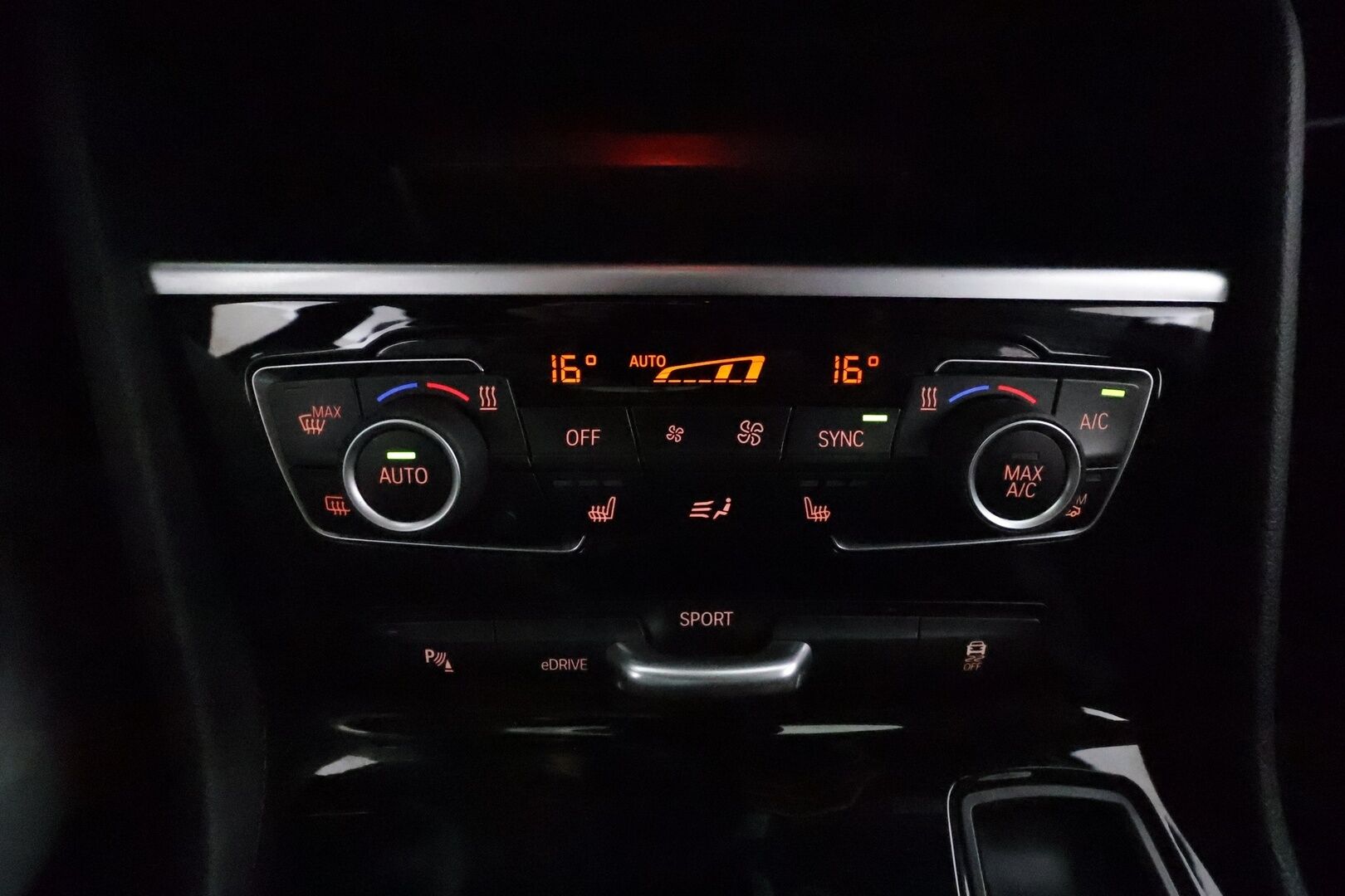 BMW 225 2017 F45 Active Tourer 225xe A **Vakkari / P.tutkat / Navi / Sporttipenkit / Ambient Lights** - Merkkihuollettu / Kahdet Renkaat