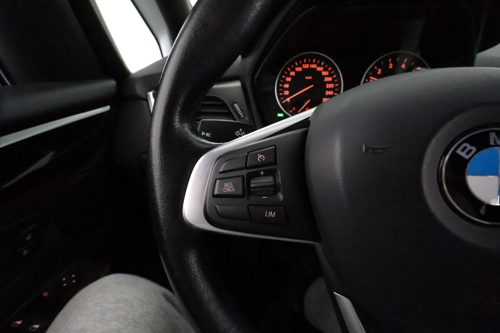 BMW 225 2017 F45 Active Tourer 225xe A **Vakkari / P.tutkat / Navi / Sporttipenkit / Ambient Lights** - Merkkihuollettu / Kahdet Renkaat
