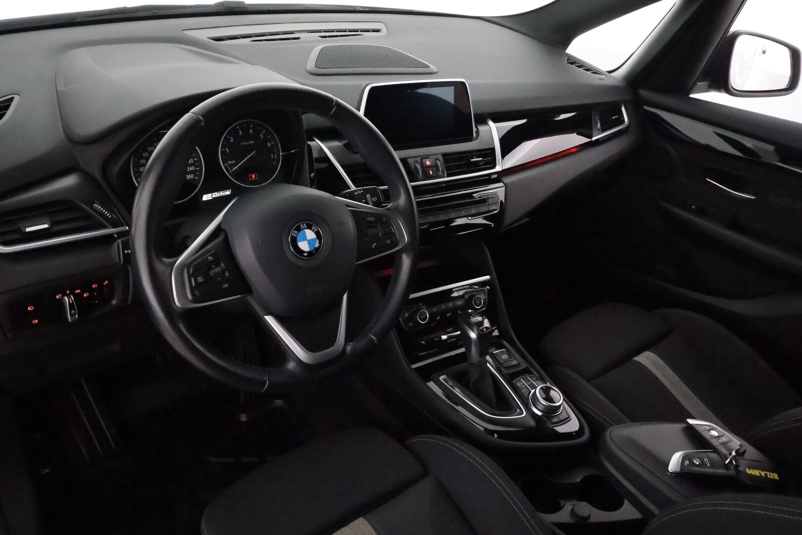 BMW 225 2017 F45 Active Tourer 225xe A **Vakkari / P.tutkat / Navi / Sporttipenkit / Ambient Lights** - Merkkihuollettu / Kahdet Renkaat