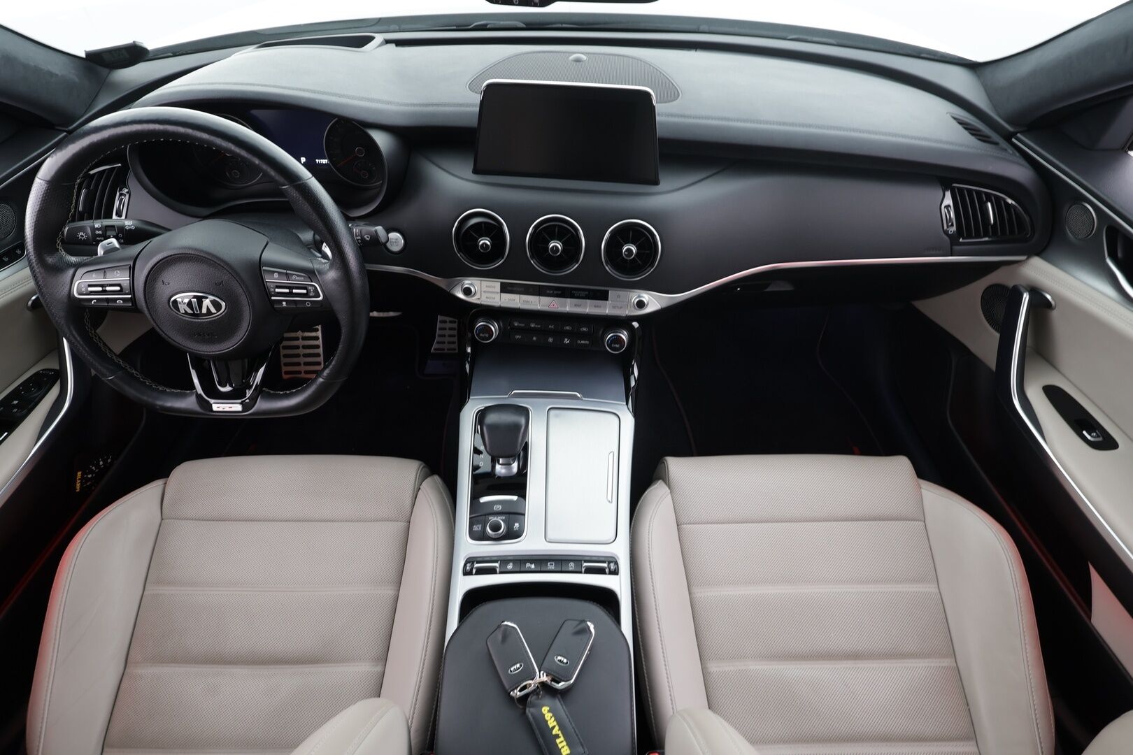 Kia Stinger 2019 3,3 T-GDI AWD GT A/T * ACC / 360° / H&K / HUD / Muistipenkki / LED / Navi / Ilmastoidut nahat / Lasikattoluukku  / KeylessGo * - Suomi-auto / Kahdet renkaat aluvanteilla / Merkkihuollettu