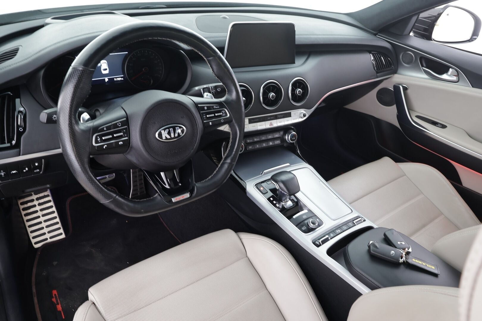 Kia Stinger 2019 3,3 T-GDI AWD GT A/T * ACC / 360° / H&K / HUD / Muistipenkki / LED / Navi / Ilmastoidut nahat / Lasikattoluukku  / KeylessGo * - Suomi-auto / Kahdet renkaat aluvanteilla / Merkkihuollettu