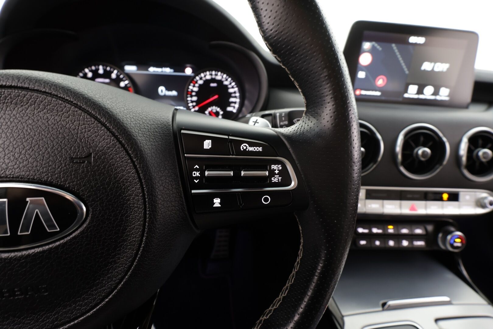 Kia Stinger 2019 3,3 T-GDI AWD GT A/T * ACC / 360° / H&K / HUD / Muistipenkki / LED / Navi / Ilmastoidut nahat / Lasikattoluukku  / KeylessGo * - Suomi-auto / Kahdet renkaat aluvanteilla / Merkkihuollettu