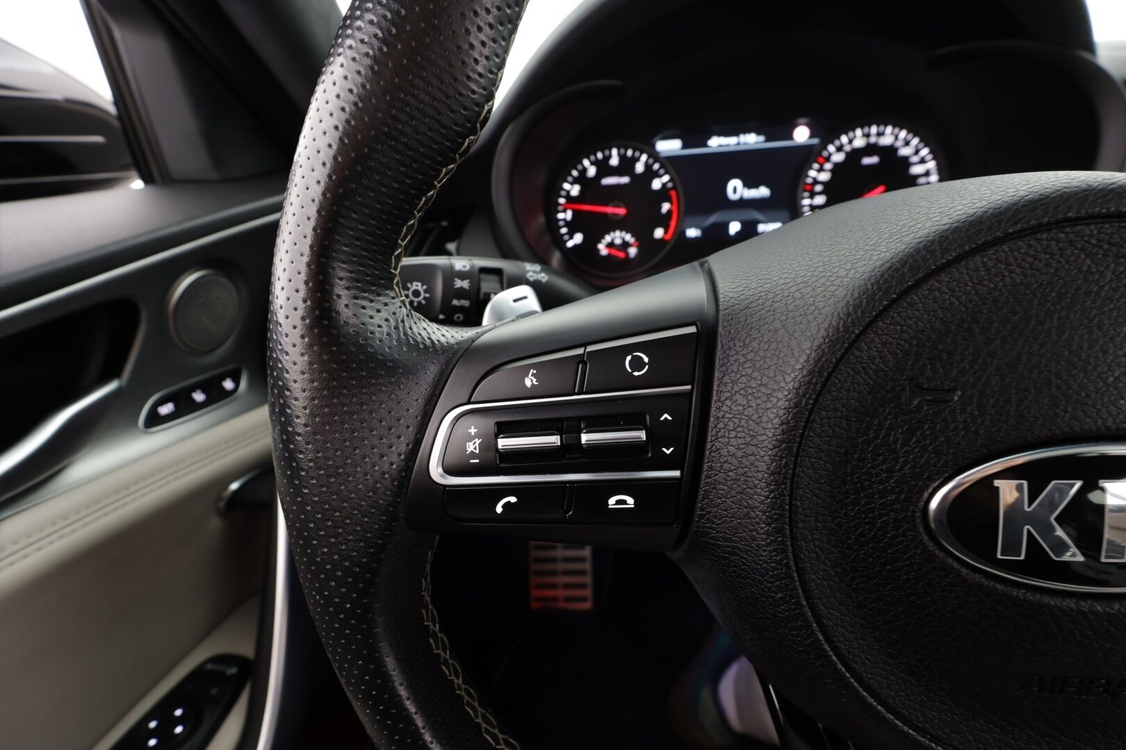 Kia Stinger 2019 3,3 T-GDI AWD GT A/T * ACC / 360° / H&K / HUD / Muistipenkki / LED / Navi / Ilmastoidut nahat / Lasikattoluukku  / KeylessGo * - Suomi-auto / Kahdet renkaat aluvanteilla / Merkkihuollettu