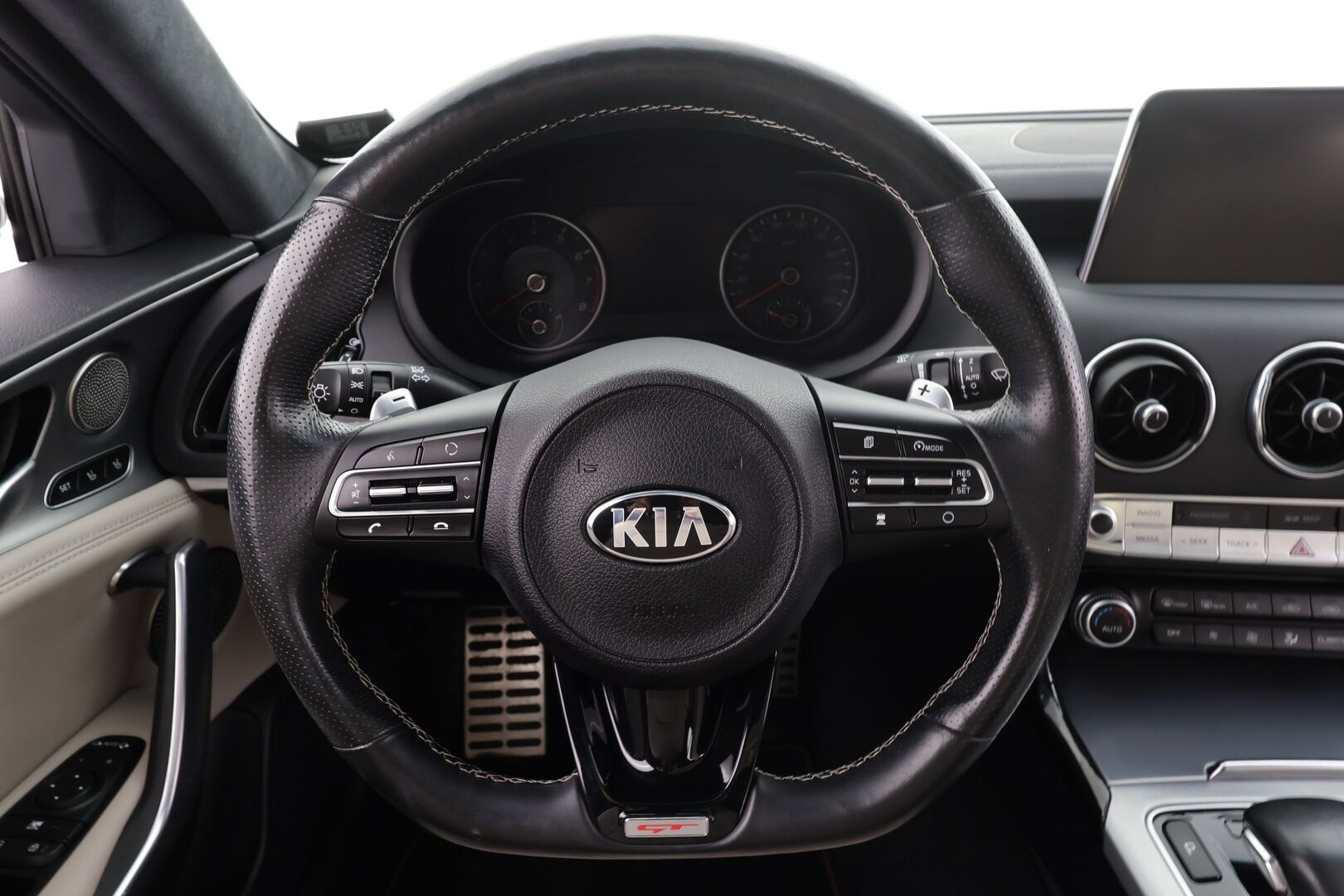 Kia Stinger 2019 3,3 T-GDI AWD GT A/T * ACC / 360° / H&K / HUD / Muistipenkki / LED / Navi / Ilmastoidut nahat / Lasikattoluukku  / KeylessGo * - Suomi-auto / Kahdet renkaat aluvanteilla / Merkkihuollettu