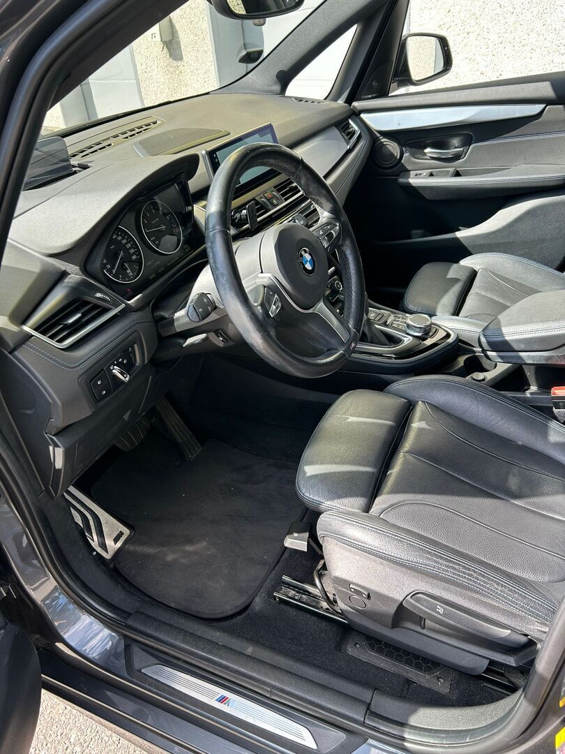 BMW 225 2018 F45 Active Tourer 225xe A M Sport *HUD /  Panoraama / HarmanKardon / P. Kamera / Tutkat / Navi / KeylessGo* - *2x renkaat ja vanteet / Hyvin huollettu / Tyylikäs yksilö*