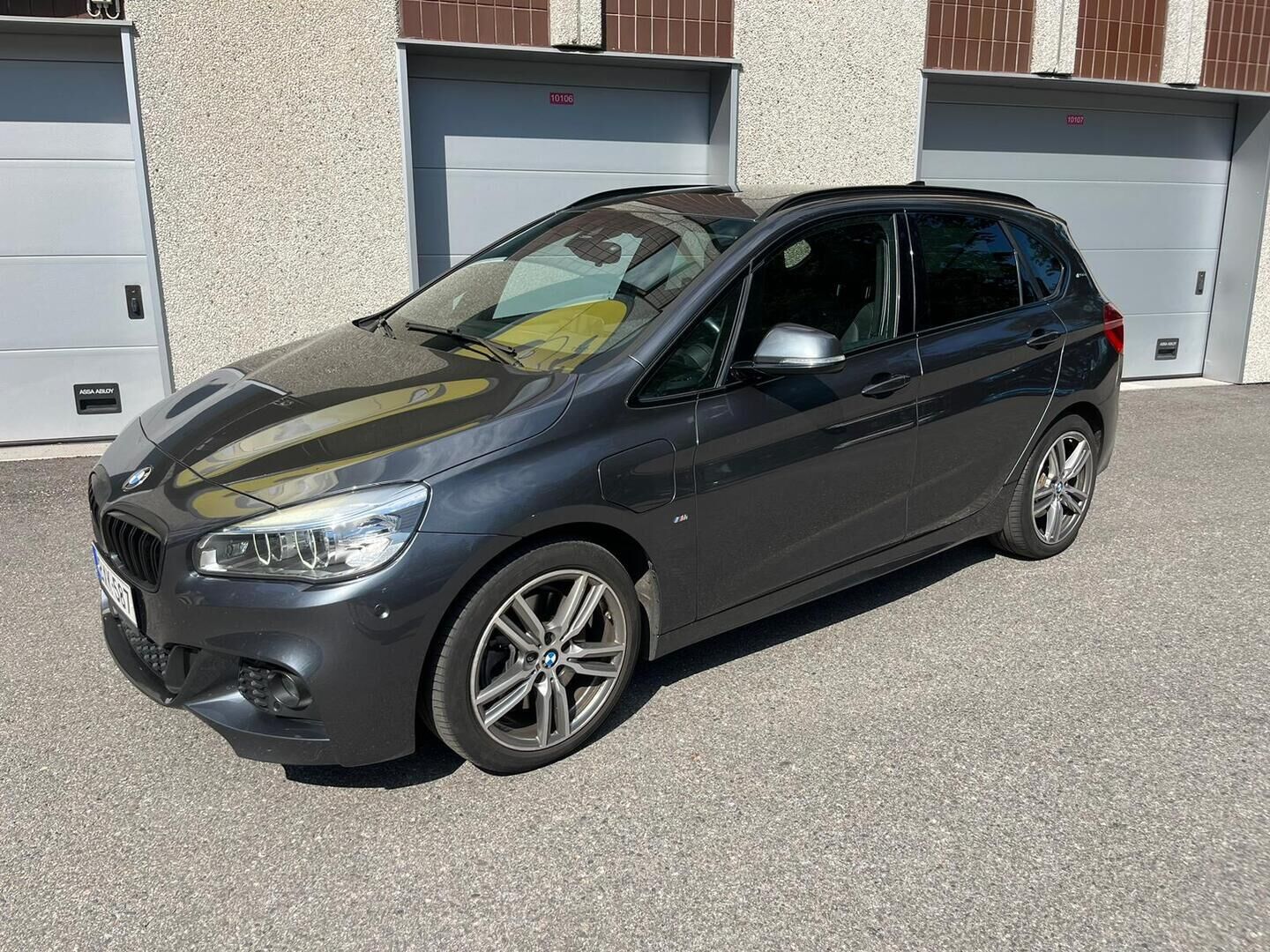 BMW 225 2018 F45 Active Tourer 225xe A M Sport *HUD /  Panoraama / HarmanKardon / P. Kamera / Tutkat / Navi / KeylessGo* - *2x renkaat ja vanteet / Hyvin huollettu / Tyylikäs yksilö*