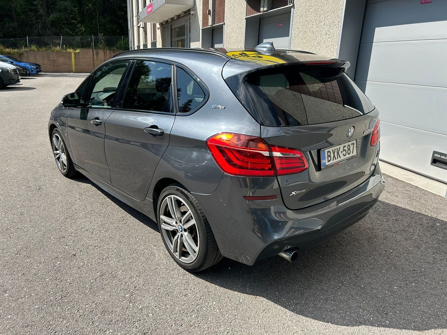 BMW 225 2018 F45 Active Tourer 225xe A M Sport *HUD /  Panoraama / HarmanKardon / P. Kamera / Tutkat / Navi / KeylessGo* - *2x renkaat ja vanteet / Hyvin huollettu / Tyylikäs yksilö*