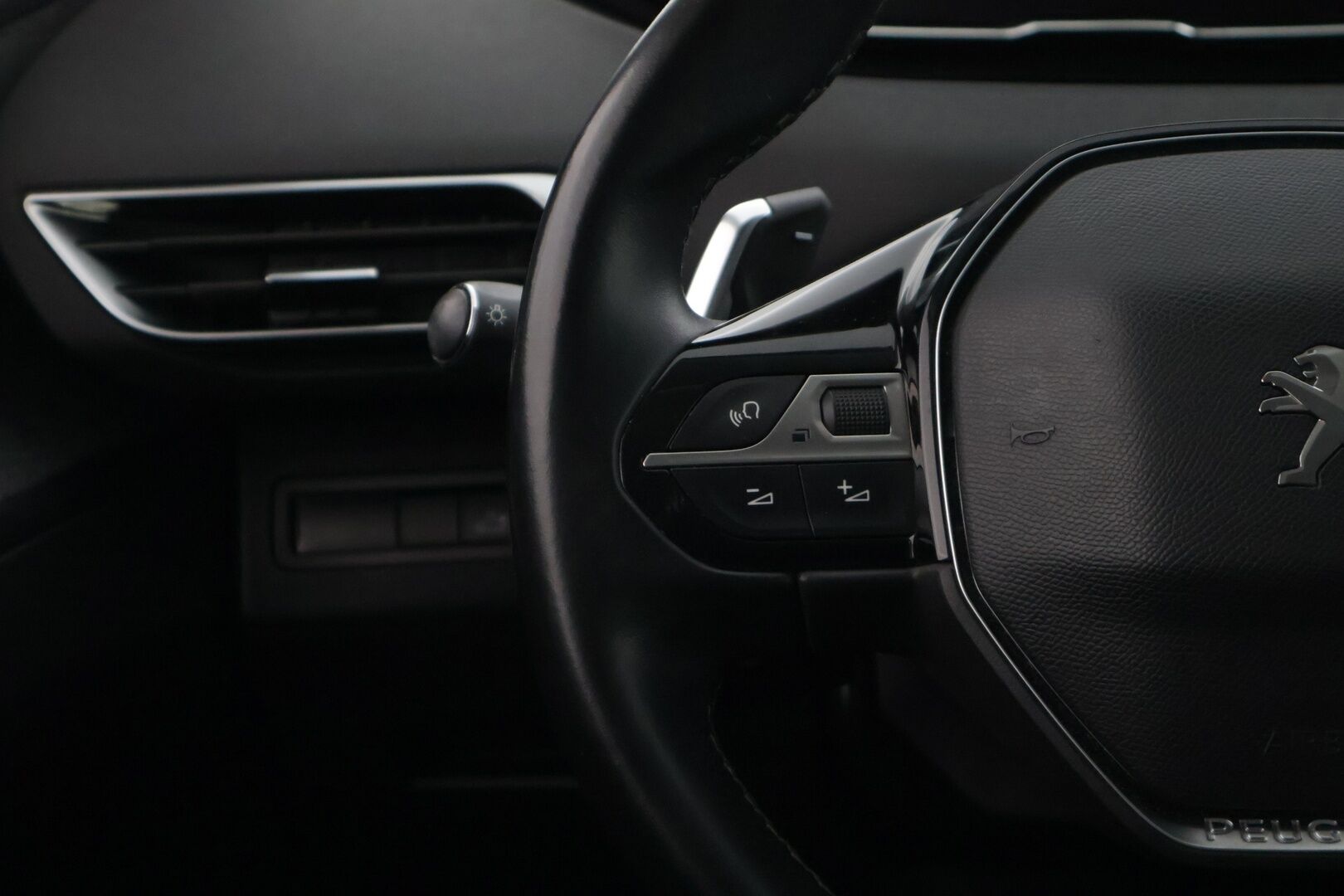 Peugeot 3008 2019 Allure PureTech 130 EAT8-automaatti * / Blis / Vetokoukku / Keyless / Muistipenkki / Sähkökontti / - Tyylikäs & pieni kulutuksinen / Varusteita löytyy / Jakopää tehty / Juuri huollettu & katsastettu valmiina ajoon /  