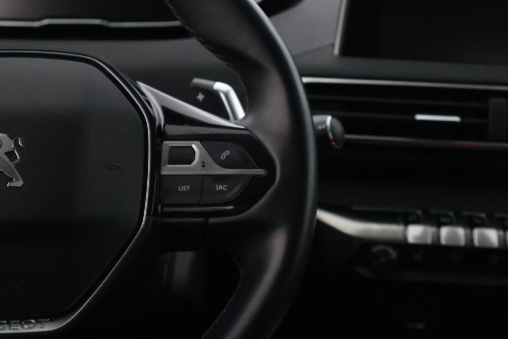 Peugeot 3008 2019 Allure PureTech 130 EAT8-automaatti * / Blis / Vetokoukku / Keyless / Muistipenkki / Sähkökontti / - Tyylikäs & pieni kulutuksinen / Varusteita löytyy / Jakopää tehty / Juuri huollettu & katsastettu valmiina ajoon /  