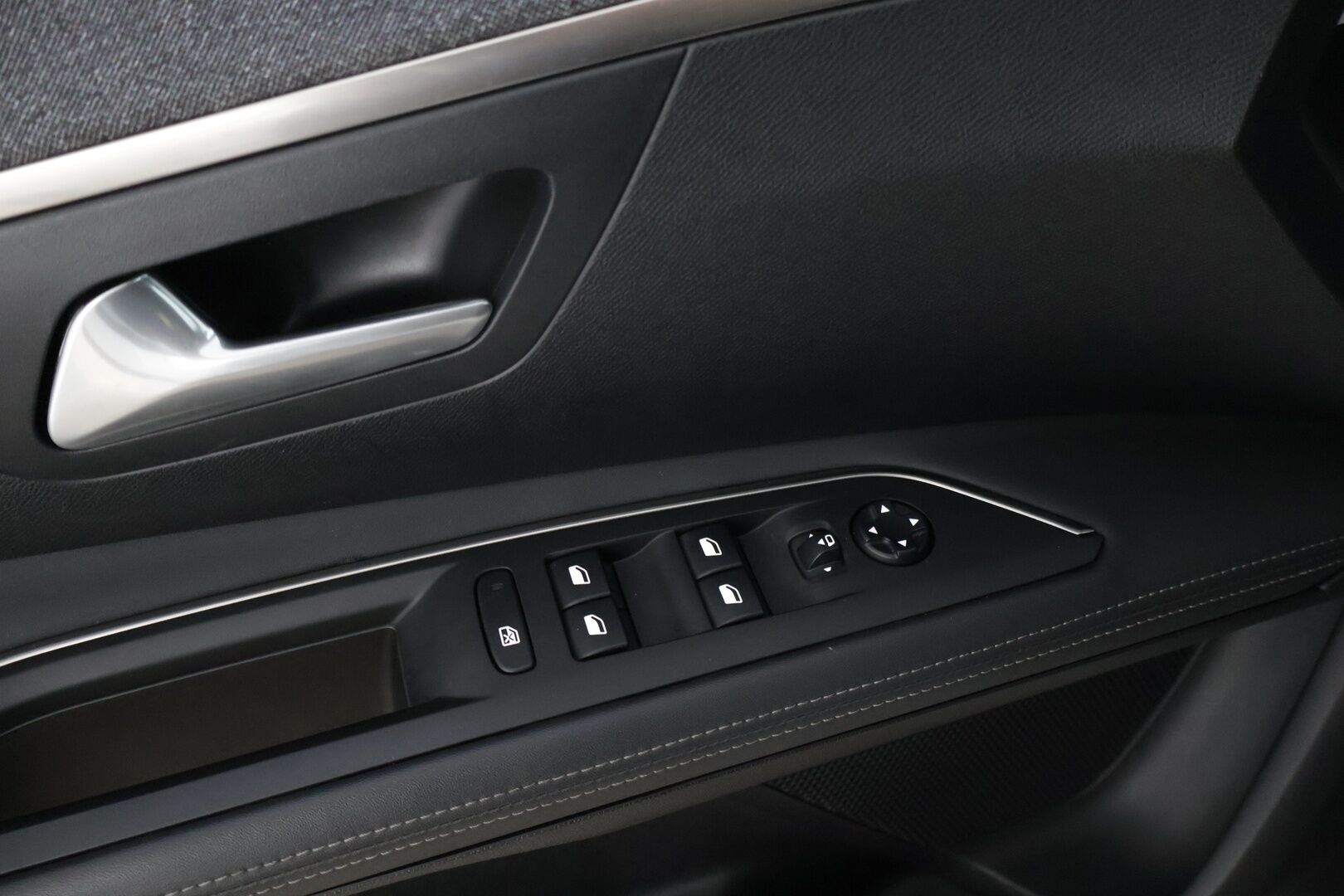Peugeot 3008 2019 Allure PureTech 130 EAT8-automaatti * / Blis / Vetokoukku / Keyless / Muistipenkki / Sähkökontti / - Tyylikäs & pieni kulutuksinen / Varusteita löytyy / Jakopää tehty / Juuri huollettu & katsastettu valmiina ajoon /  